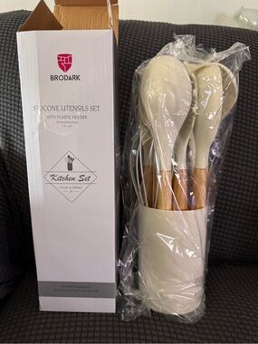 Cream Silicone Kitchen Utensil Set with Holder